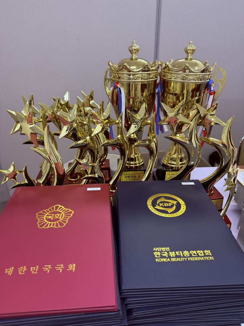 대회 수상 트로피와 상장 작품