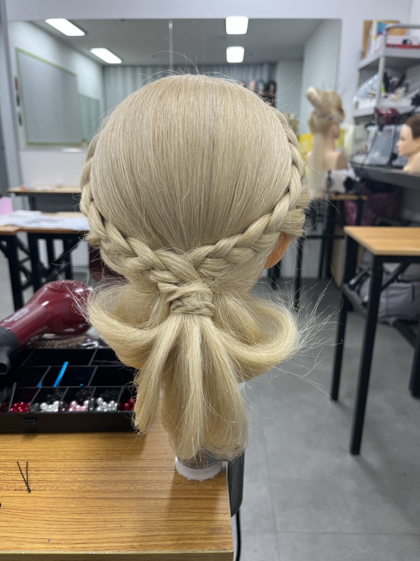 로맨틱 브레이드 로우 업스타일 사진 1