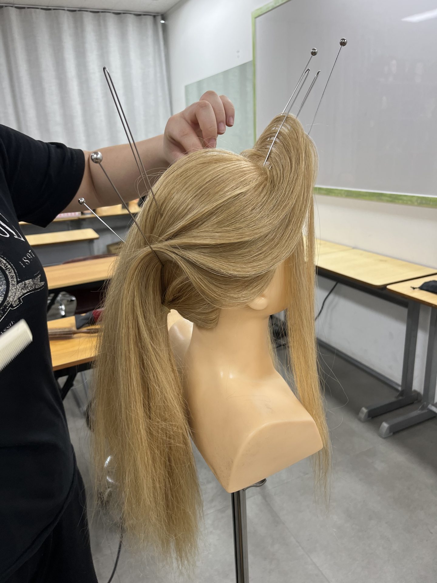우아한 곡선미를 살린 창작 업스타일 사진 5
